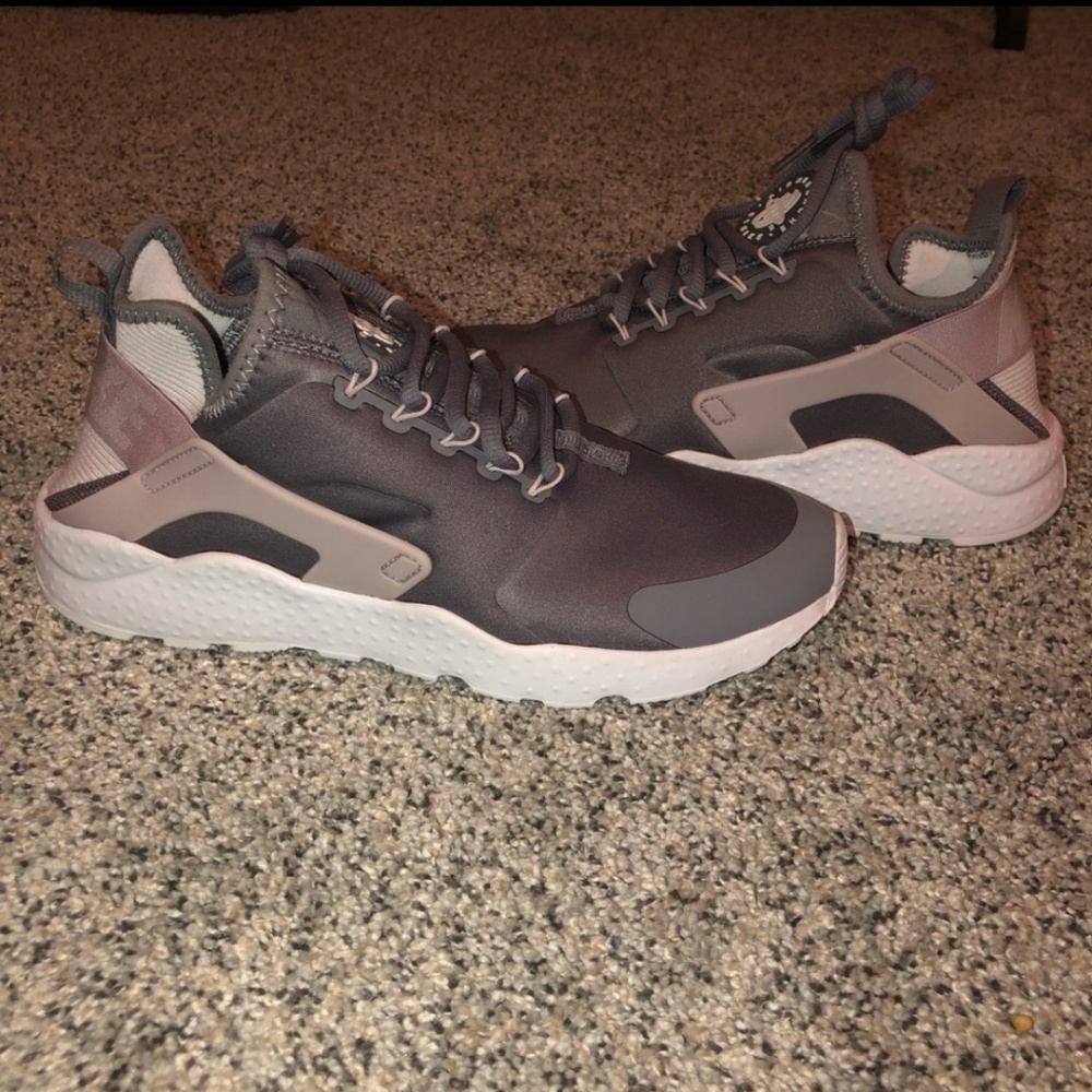 Womens Nike Huarache tennis shoes